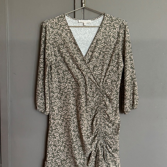 Monteau Los Angeles Midi Above Knee Olive & Cream Leaf Print Ruched Dress - Picture 2 of 12
